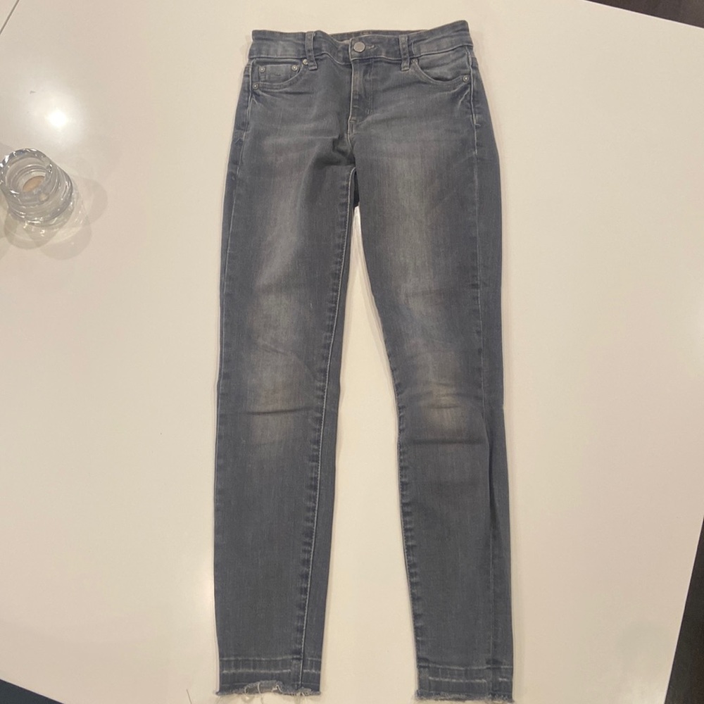 Girls Skinny Jean, distressed Grey, ankle length raw hem